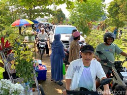 Kisah Mereka yang Mengais Cuan dari Peziarah Kuburan yang Datang
