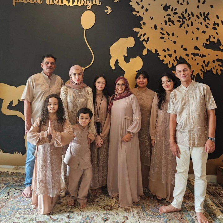 <p>Terakhir, ada keluarga Ussy Sulistiawaty dan Andhika Pratama yang juga mengenakan baju Lebaran senada berwarna cokelat bersama keluarga besarnya, nih, Bunda. (Foto: Instagram@ussypratama)</p>