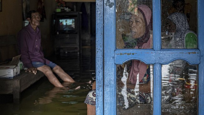 FOTO: Warga Demak Rayakan Lebaran di Tengah Genangan Banjir