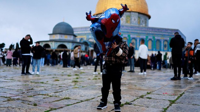 FOTO: Umat Muslim Dunia Rayakan Idulfitri 1445 Hijriah