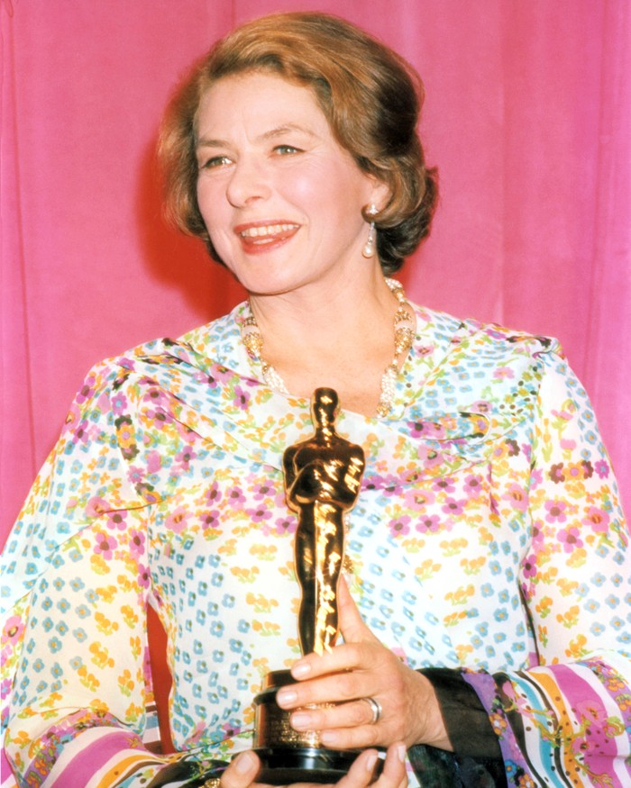 Ingrid Bergman (1915-1982), Swedish actress, holding her Oscar statuette at the 47th Academy Awards, at the Dorothy Chandler Pavilion in Los Angeles, California, USA, 8 April 1975. Bergman won the award for Best Actress in a Supporting Role, for her performance in 'Murder on the Orient Express'. (Photo by Silver Screen Collection/Getty Images)