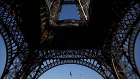 FOTO: Atlet Perancis Pecahkan Rekor Dunia Panjat Tali di Menara Eiffel