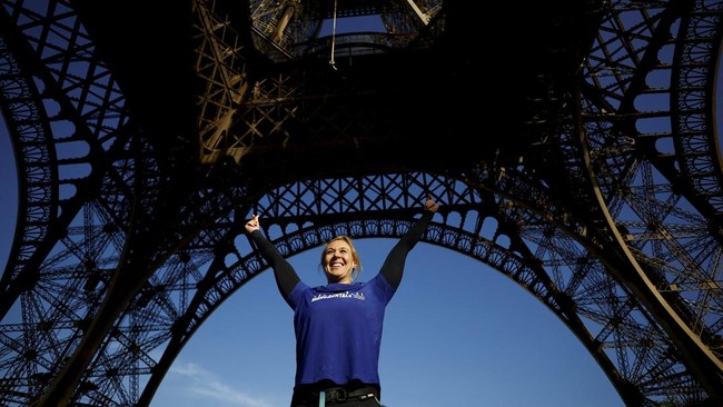 FOTO: Atlet Perancis Pecahkan Rekor Dunia Panjat Tali di Menara Eiffel