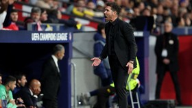 Simeone Ribut dengan Bos Dortmund di Pinggir Lapangan