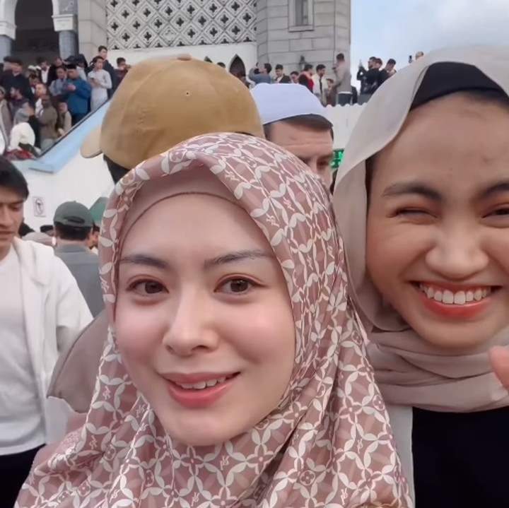 <p>"<em>Assalamualaikum</em>, selamat Hari Raya Idul Fitri, mohon maaf lahir dan batin. Walaupun saya Muslim dari Korea, ini pertama kali saya salat Eid di Masjid di Seoul (Korea). Bersama adik-adik <em>cute</em> saya, Bia dan Viera," ungkapnya pada laman Instagram. (Foto: Instagram: @xolovelyayana)</p>