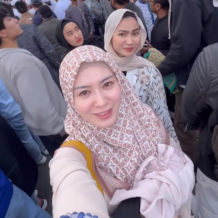 <p>Belum lama ini, Ayana mengungkapkan kisah serunya kala merayakan Idul Fitri pertama kali di salah satu masjid di Seoul, Korea Selatan. Tidak sendiri, ia turut merayakan salat bersama dua orang Indonesia yang tengah belajar dan bekerja di Korea. (Foto: Instagram: @xolovelyayana)</p>