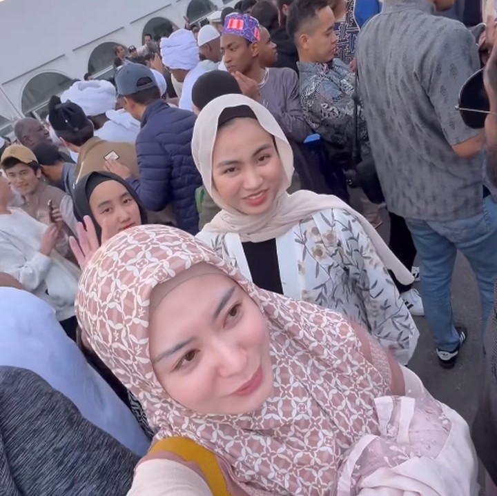 <p>Banyak netizen yang turut mengucapkan selamat Lebaran kepada Ayana nih, Bunda. Mereka pun mendoakan agar Ayana selalu sukses. "<em>Alhamdulillah</em>. Selamat Hari Raya Idul Fitri, Ukhti," kata seorang netizen. "Sehat selalu semoga ke depannya semakin sukses," kata netizen lainnya. (Foto: Instagram: @xolovelyayana)</p>
