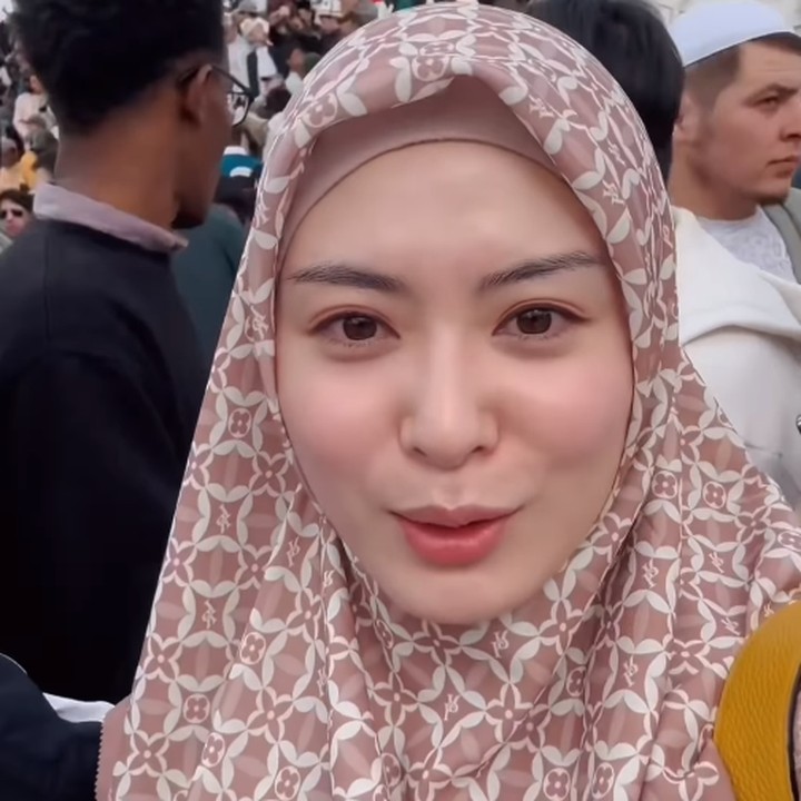 <p>Bunda pasti sudah tak asing lagi dengan sosok cantik Ayana Moon, ya? Ayana merupakan selebgram mualaf yang berasal dari Korea Selatan. (Foto: Instagram: @xolovelyayana)</p>