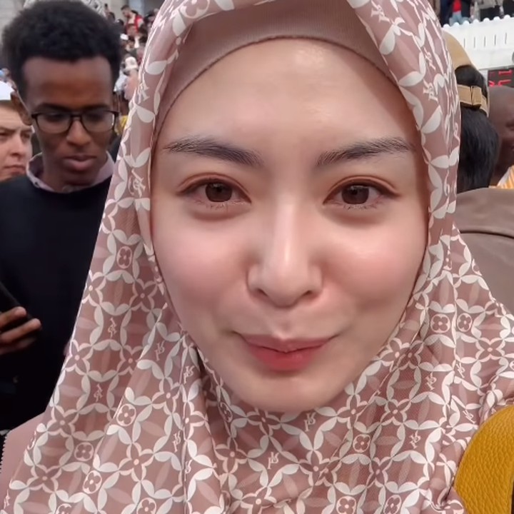 <p>Bunda pasti sudah tak asing lagi dengan sosok cantik Ayana Moon, ya? Ayana merupakan selebgram mualaf yang berasal dari Korea Selatan. (Foto: Instagram: @xolovelyayana)</p>