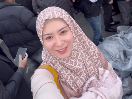 7 Potret Ayana Moon Selebgram Mualaf Asal Korea Pertama Kali Lebaran di Masjid Seoul