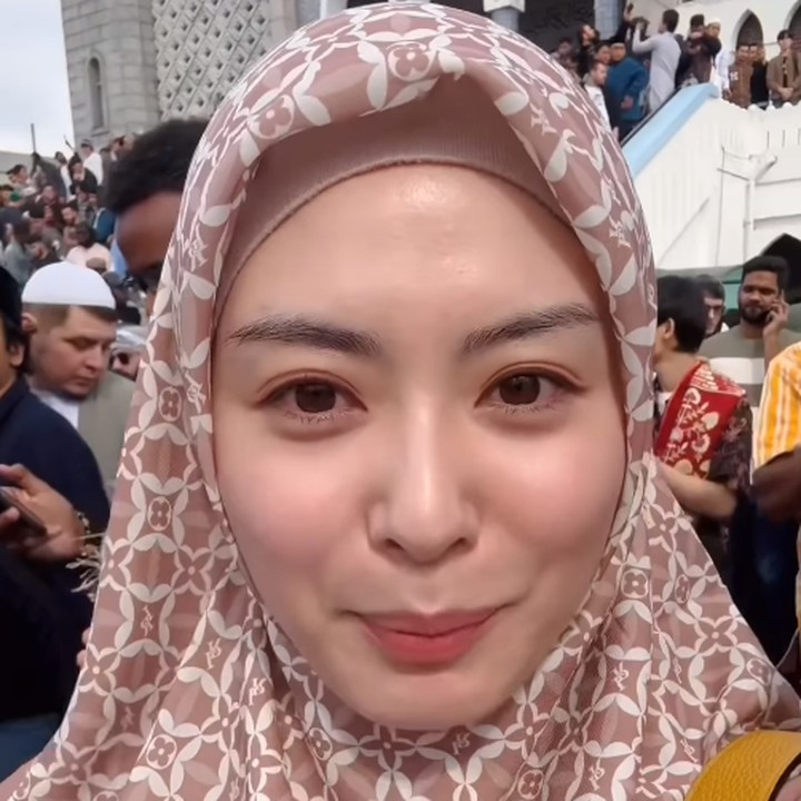 <p>Selain menjadi seorang selebgram, Ayana pun membesarkan namanya dengan menjadi <em>brand ambassador</em> berbagai produk ternama di Tanah Air. (Foto: Instagram: @xolovelyayana)</p>