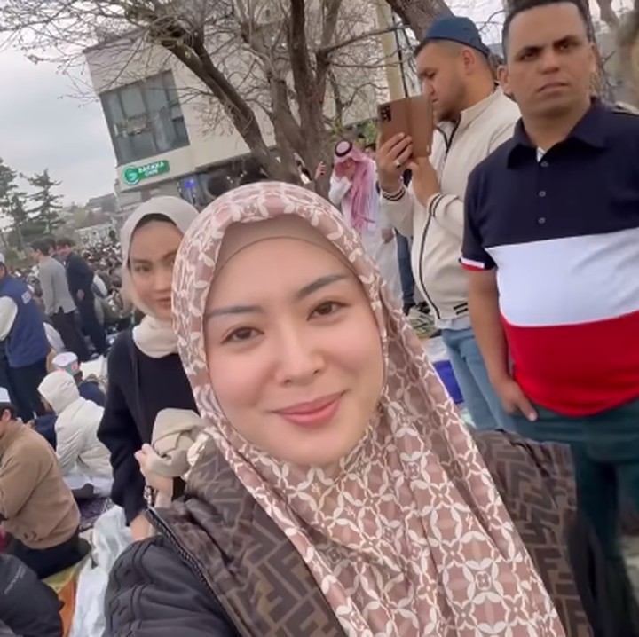 <p>"Alhamdulillah setelah salat Eid, banyak orang merayakan Lebaran bersama. Saya harap kalian memiliki liburan Raya yang menyenangkan," jelas Ayana. (Foto: Instagram: @xolovelyayana)</p>