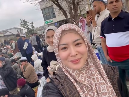 7 Potret Lebaran Ayana Moon Selebgram Mualaf di Seoul, Ungkap Bahagia & Rasa Syukur