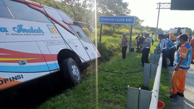 PO Rosalia Indah buka suara soal kecelakaan tunggal maut di KM 370 A Tol Batang-Semarang, Jawa Tengah, pada Kamis (11/4).