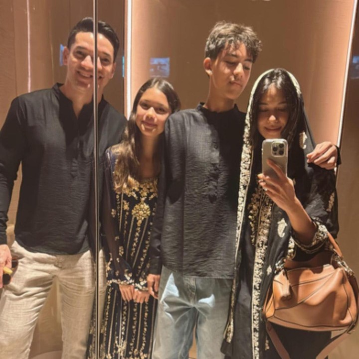 <p>Artis cantik Nana Mirdad turut merayakan Idul Fitri bersama dengan keluarga, Bunda. Selain dengan anak-anak dan suami, ia juga berkumpul dengan Ayah, adik-adik, serta mantan adik iparnya, Tyna Dwi Jayanti. (Foto: Instagram: @nanamirdad_)</p>