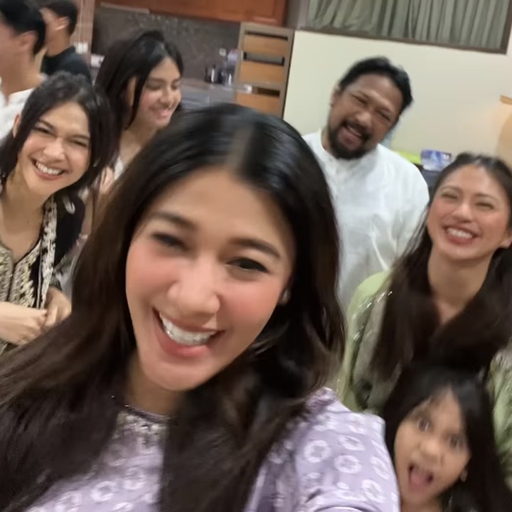 <p>Banyak netizen yang menyebut bahwa wajah Nana dan Tyna sangat mirip, Bunda. Mereka pun senang melihat keduanya selalu akur. "Sebenarnya muka Tyna sama Nana hampir mirip," ungkap seorang netizen. "Senang lihat kalian akur. Yes, pengampunan = kebebasan. Selamat," ujar netizen lainnya. (Foto: Instagram: @nanamirdad_)</p>