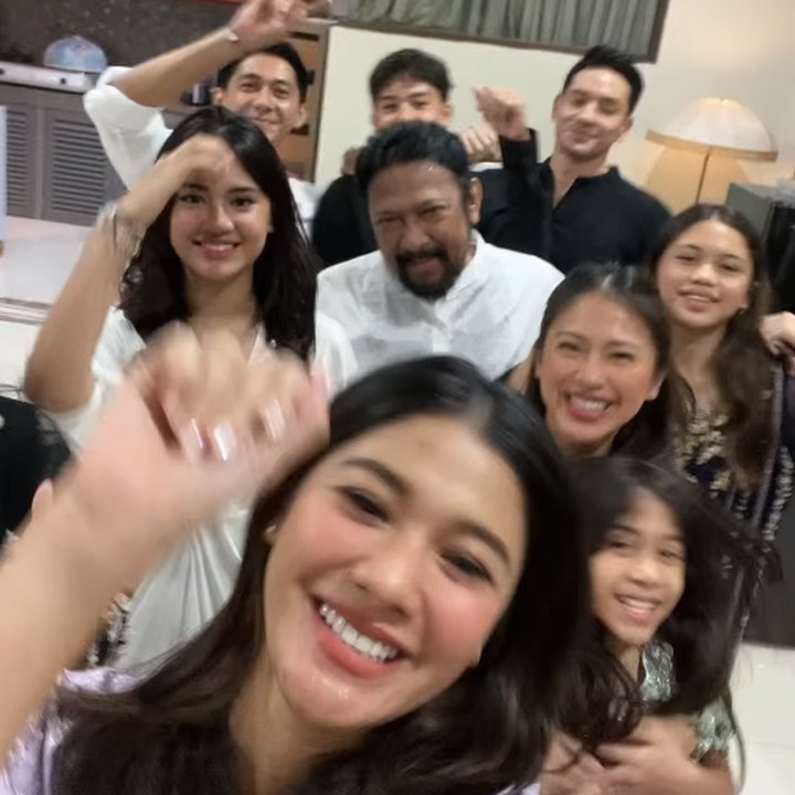 <p>Nana membagikan kebersamaannya bersama keluarga melalui sebuah video pada akun Instagram-nya. Dalam video tersebut, Nana dan Tyna terlihat sangat akrab, Bunda. (Foto: Instagram: @nanamirdad_)</p>
