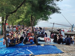 Ribuan Pengunjung Padati Pantai Kenjeran