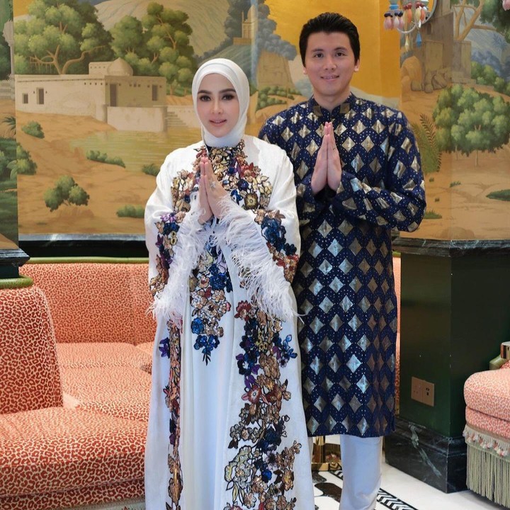 <p>Pasangan Syahrini dan Reino Barack menyambut hari Lebaran di Singapura. Syahrini terlihat cantik dengan gamis bernuansa putih dengan bulu dibagian lengannya. Sementara itu, Reino sangat gagah dengan gamis selutut warna navy. "<em>Eid Mubarak</em>. Selamat Hari Raya Idul Fitri 2024 1 Syawal 1445 H. <em>Taqabballahu Minna Waminkum</em>, <em>Minal Aidzin Walfaidzin</em> Mohon Maaf Lahir Dan Bathin," tulis Syahrini. (Foto: Instagram: @princessyahrini)</p>