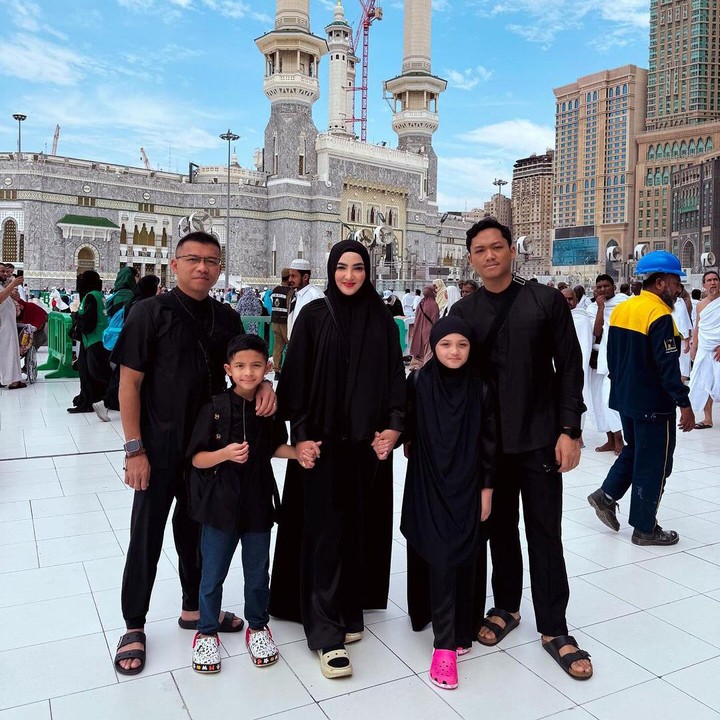 <p>Anang dan Ashanty tengah melakukan umrah bersama keluarga, Bunda. Mereka pun menyambut Hari Raya Idul Fitri 1445 H di kota Mekkah. "<em>Assalamu’alaikum. Wr. Wb</em>. Menjelang berakhirnya bulan suci Ramadhan dan akan menginjak pada bulan Syawal, Izinkan saya dan keluarga mengucapkan 'Selamat Hari Raya Idul Fitri 1445 H/2024 M'. Semoga kita semua termasuk golongan orang yang kembali kepada fitrah yang suci dan masuk golongan orang yang memperoleh kemenangan," tutur Ashanty sambil mengunggah momen bersama keluarga tercinta. (Foto: Instagram: @ashanty_ash)</p>