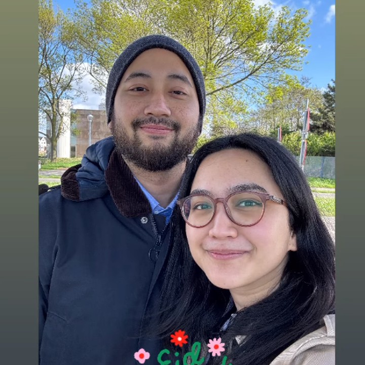 <p>Bersama sang suami, Narawastu Indrapradna, Rachel Amanda merayakan Hari Raya Idul Fitri di Amsterdam, Belanda. Melalui Instagram Stories-nya, Rachel terlihat mengikuti salat eid di Perkumpulan Pemuda Muslim Indonesia, PPME Al-Ikhlas. (Foto: Instagram: @auroramanda95)</p>