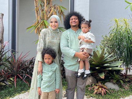 Momen Haru Bambino Ziarah ke Makam Babe Cabita, Rindu Sang Ayah hingga Minta Makam Dibongkar