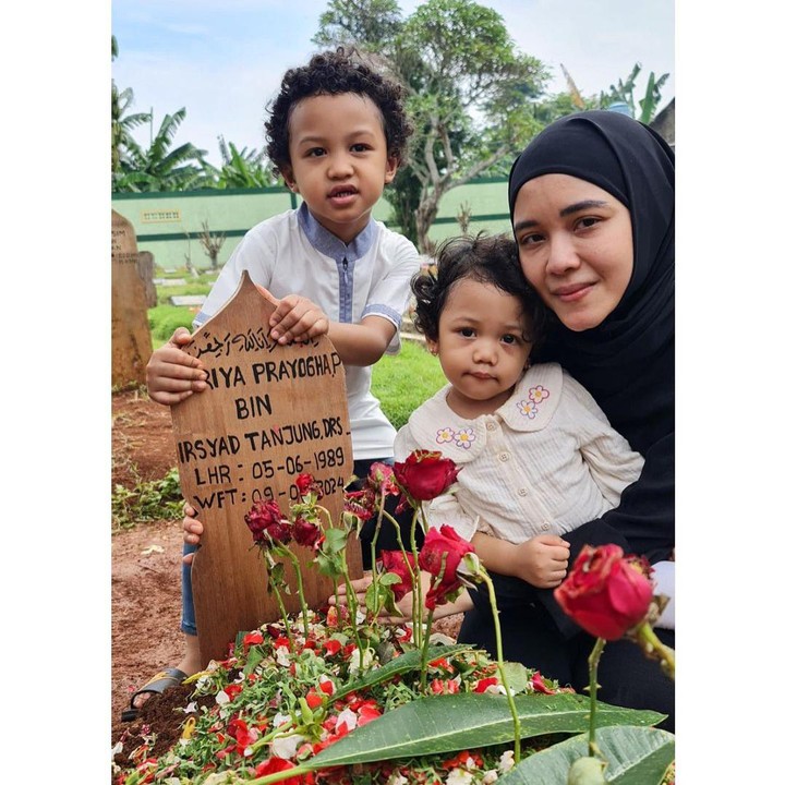 <p>“Sayaanggg, berat sekali rasanya kaki ini melangkah sesak sekali rasanya untuk bernapas entah apa yang sedang disiapkan Allah untuk Fati dan anak-anak, tapi Fati husnudzon mungkin ini adalah jalan terbaik bagi-Nya,” ungkap Fati. (Foto: Instagram: @fatiyw)</p>