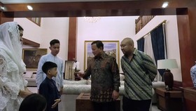 Prabowo Tawarkan Naik Kuda ke Jan Ethes: Mau Warna Putih atau Emas?