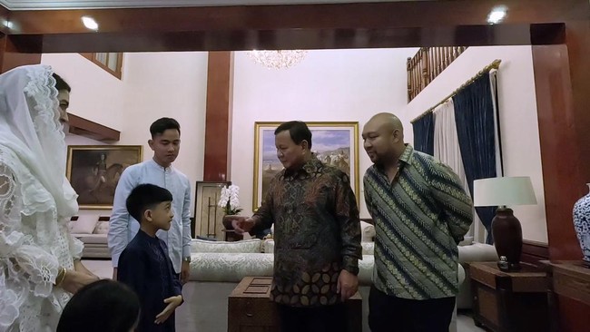 Menteri Pertahanan Prabowo Subianto menawarkan cucu Presiden Joko Widodo (Jokowi), Jan Ethes, untuk naik kuda.