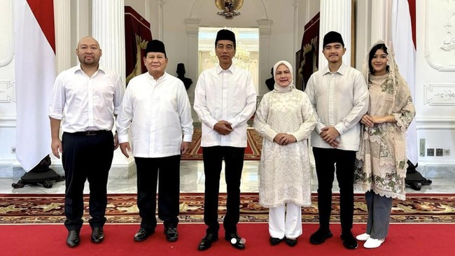 Kemeriahan Lebaran di Istana: Prabowo Menggandeng Didit Berjabat Tangan dengan Jokowi