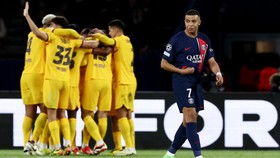 FOTO: Barcelona Bikin PSG Nangis di Paris