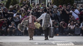 FOTO: Bahagia Warga Berfoto saat Sepi Jakarta