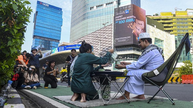FOTO: Bahagia Warga Berfoto saat Sepi Jakarta