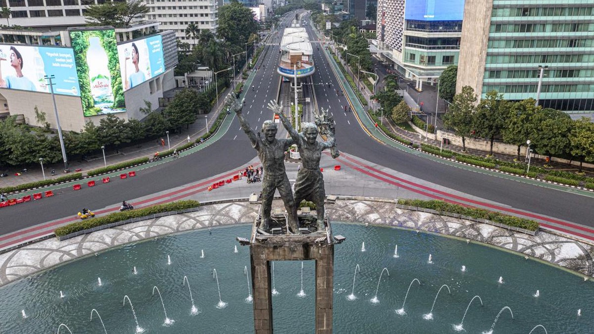 FOTO: Bahagia Warga Berfoto saat Sepi Jakarta