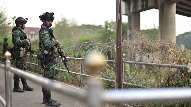 Kelompok pemberontak anti-junta menarik pasukan dari perbatasan Thailand, usai terlibat bentrok dengan pasukan junta militer Myanmar.