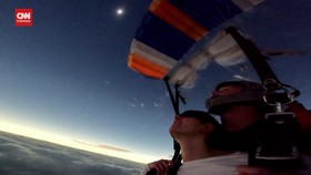 VIDEO: Sensasi Saksikan Gerhana Matahari Sambil <i>Skydiving</i>