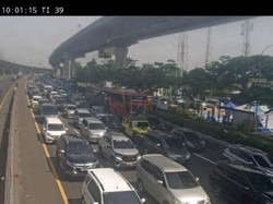 Rest Area KM 62 Tol Japek Ramai Pemudik Sore Ini