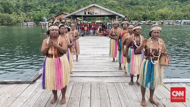 Kelompok perempuan di Papua mengelola sasi agar alam tetap lestari. Generasi muda ikut meneruskan tradisi leluhur di Bumi Cenderawasih.