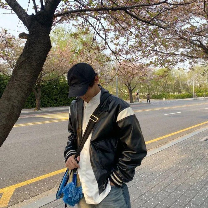 <p>"Kayaknya cuma di XODIAC bisa lihat idol ganteng nenteng sajadah terus pakai koko," kata seorang netizen. "Baju nyadar dia pakai baju koko," ujar netizen lainnya gemas. (Foto: Instagram: @zayyanocj)</p>