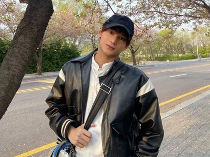 7 Potret Zayyan Idol K-Pop Asal RI Lebaran di Korea, Gaya Bawa Sajadah Curi Perhatian