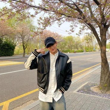 Pesona Zayyan XODIAC Pakai Baju Koko Saat Hendak Salat di Korea