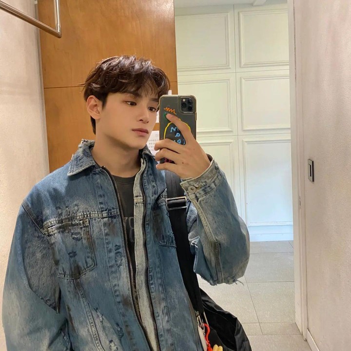 <p>Zayyan terlihat tampan dengan balutan baju koko warna putih yang dilapisi lagi dengan jaket kulit. Zayyan juga menutup kepalanya dengan sebuah topi warna hitam. (Foto: Instagram: @zayyanocj)</p>