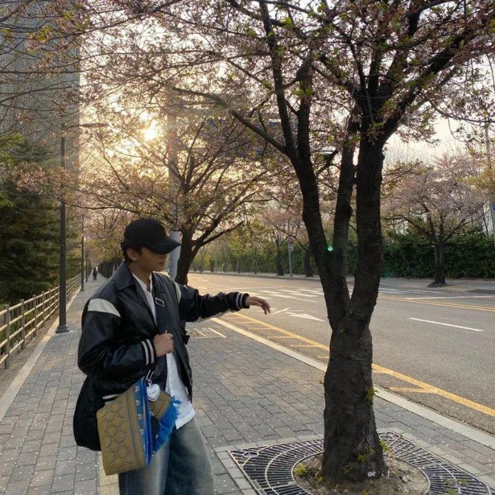 <p>Hal lain yang membuat netizen salah fokus adalah kala mengetahui pria 24 tahun ini menenteng sebuah sajadah warna biru. Sajadah ini ia sematkan pada tali tasnya. (Foto: Instagram: @zayyanocj)</p>