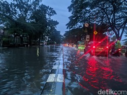 Air Menggenang di Kawasan Gedebage, Lalin Tersendat