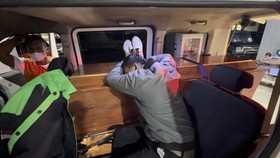 Ayah Korban Bus Rosalia Indah Menangis Histeris Peluk Peti Anak