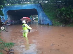 Putaran Kolong Jalan Ahmad Yani-TL Pekayon Bekasi Banjir, Lalin Dialihkan