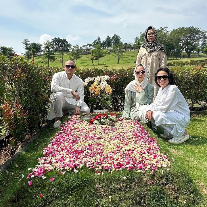 <p>Tak hanya berdua, disana juga terlihat sosok Tiko Aryawardhana, Bunda. Pria yang kini menjadi suami BCL itu terlihat setia menemani istri dan anak sambungnya berkunjung ke makam Ashraf. (Foto: Instagram @itsmebcl)<br /><br /><br /></p>
