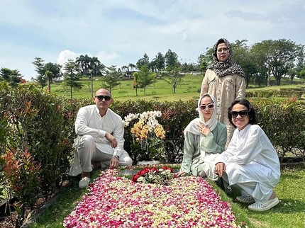 5 Potret BCL Nyekar ke Makam Ashraf Sinclair, Ditemani Sang Suami dan Noah