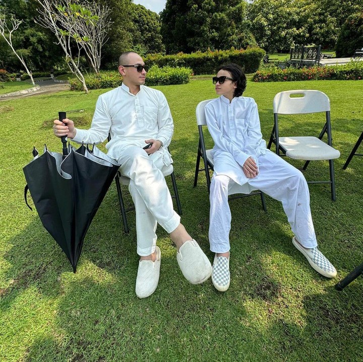 <p>Kehadiran Tiko di tengah-tengah BCL dan Noah saat nyekar ke makam Ashraf juga menuai banyak reaksi positif, Bunda. Ia dibanjiri pujian dan disebut sebagai pria berhati besar. "Keren sih suaminya..memahami masa lalu istrinya dan menghargainya..saya sebut dia tampan dan berjiwa besar," ujar @item*****. (Foto: Instagram @itsmebcl)</p>