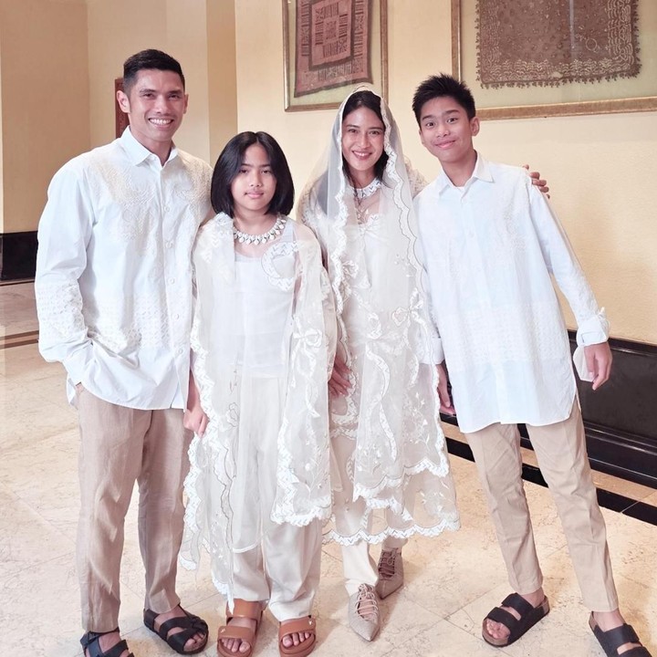 <p>Dian Sastro memang cukup jarang membagikan potret anak-anaknya di media sosial. Namun dalam momen Idul Fitri tahun ini, bintang serial <em>Gadis Kretek</em> tersebut membagikan potret bersama keluarga lengkap, nih.(Foto: Instgaram @therealdisastr)</p>